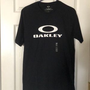 2 Men’s Shirts 1 Oakley 1 American Eagle